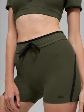 BNWT ALO Yoga Airbrush High-Waist Race Pace Short Small
